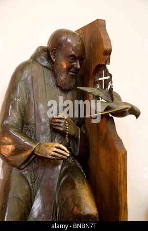 Florence - Père Pio statue d'église de Florence Banque D'Images