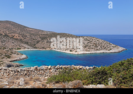 La baie idyllique sur la côte ouest de l'île d'Iraklia, Cyclades, Mer Égée, Grèce Banque D'Images