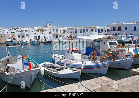 Port de pêche de Naoussa, l'île de Paros, Cyclades, Mer Égée, Grèce Banque D'Images