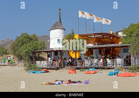 Restaurant de plage à la baie d'Agios Georgios près de la ville de Naxos, l'île de Naxos, Cyclades, Mer Égée, Grèce Banque D'Images