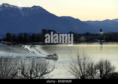 Vue sur le Chiemsee Fraueninsel et pour les Alpes bavaroises Chiemgau Haute-bavière Allemagne Banque D'Images