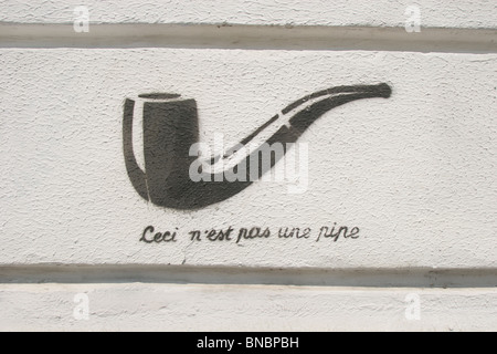 L'art du graffiti au pochoir de la représentation du chef-d'œuvre surréaliste René Magritte "Ceci n'est pas une pipe'. Banque D'Images