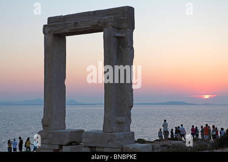Coucher de soleil derrière la porte du temple, Portara, la ville de Naxos, l'île de Naxos, Cyclades, Mer Égée, Grèce Banque D'Images