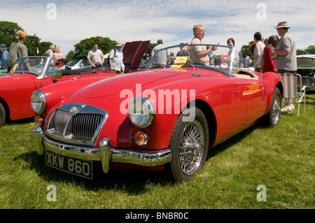 Mg mga une des voitures de sport classic sport voiture voitures show affiche montrant la concurrence old vintage restauration restauration restauration hobby Banque D'Images