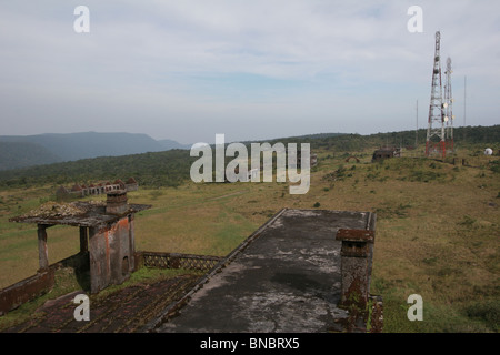 Vue depuis le toit de l'ancien casino du Bokor Hill Station est située sur un plateau dans un parc national dans le sud-est du Cambodge. Banque D'Images