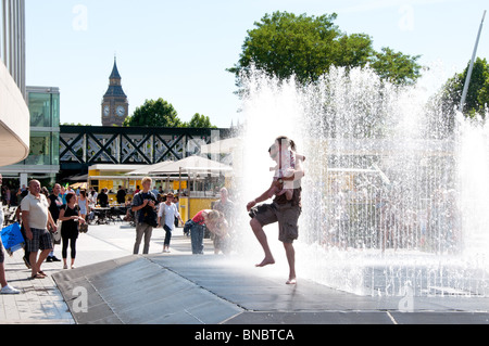 L'eau de la rive sud de la fontaine sculpture de l'artiste danois Jeppe Hein Banque D'Images