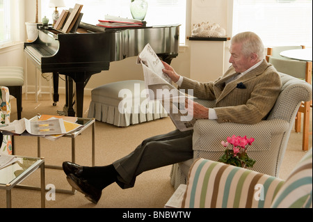 Senior man reading newspaper Banque D'Images