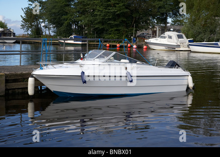 Bateau à moteur motor yacht amarré à loughshore jetée sur Lough Neagh en Irlande du Nord uk Banque D'Images