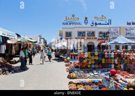 Magasins de vente de céramique locale dans le centre de Midoun, Djerba, Tunisie Banque D'Images