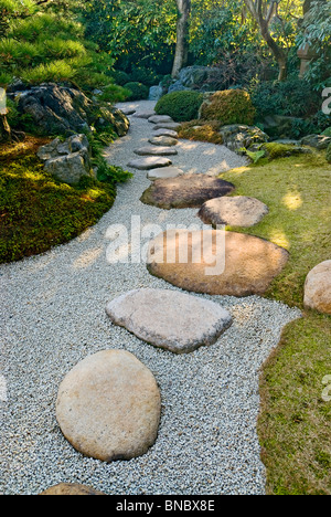 Rock Chemin dans le jardin japonais Banque D'Images