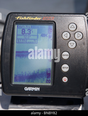 Petit Garmin Fishfinder sur sonar montrant retour sonar et poissons icône sur l'écran au Royaume-Uni Banque D'Images