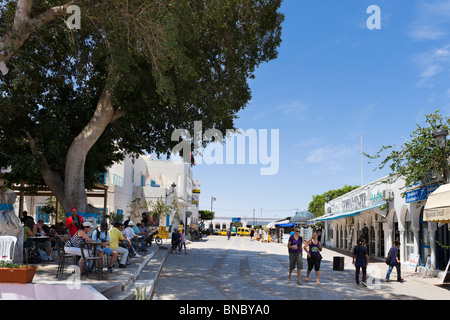 Boutiques et café avec terrasse dans le centre de Midoun, Djerba, Tunisie Banque D'Images