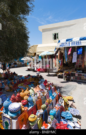 Magasins de vente de céramique locale dans le centre de Midoun, Djerba, Tunisie Banque D'Images