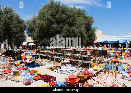 Magasins de vente de céramique locale dans le centre de Midoun, Djerba, Tunisie Banque D'Images