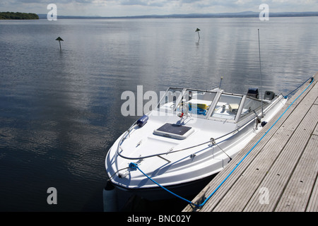 Bateau à moteur motor yacht amarré au point de Cranfield sur Lough Neagh en Irlande du Nord uk Banque D'Images