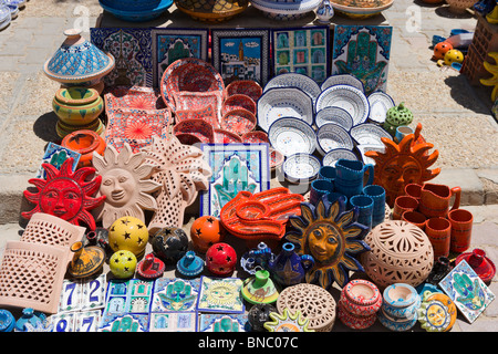 La céramique en vente sur le marché dans le centre de Midoun, Djerba, Tunisie Banque D'Images