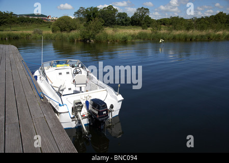 Bateau à moteur motor yacht amarré au point de Cranfield sur Lough Neagh en Irlande du Nord uk Banque D'Images