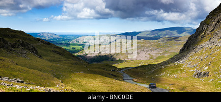 En descendant de voiture Hardknott Pass vers l'Eskdale Valley dans le Lake District, Cumbria, England, UK Banque D'Images