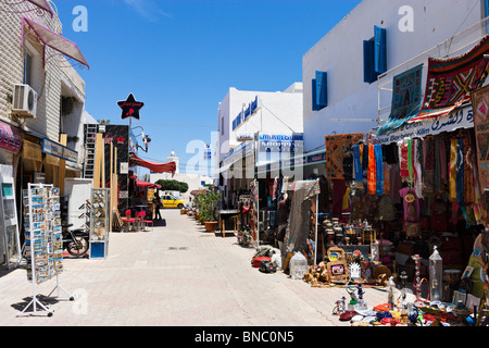 Boutiques dans le centre de Midoun avec une mosquée en arrière-plan, Djerba, Tunisie Banque D'Images