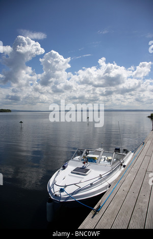 Bateau à moteur motor yacht amarré au point de Cranfield sur Lough Neagh en Irlande du Nord uk Banque D'Images