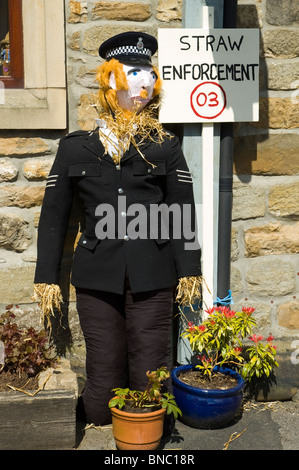 'Straw vitesse cop' d'application. Une exposition à la fête de l'épouvantail de l'arrêt Wray, dans le village de Wray, près de Lancaster, Angleterre, RU Banque D'Images