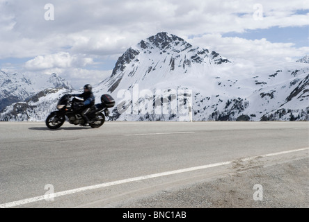 Moto vitesse floue sur route de montagne - col de la Bernina - canton Grisons - Suisse Banque D'Images