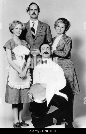 FAWLTY TOWERS comédie BBC TV series (1975-1979) du haut vers la droite John Cleese, Prunella Scales, Andrew Sachs et Connie Booth Banque D'Images