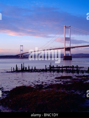 Pont Severn au-dessus de l'estuaire de la rivière Severn à Aust, Gloucestershire, Angleterre Banque D'Images