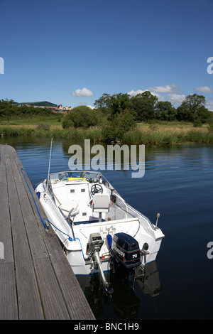 Bateau à moteur motor yacht amarré au point de Cranfield sur Lough Neagh en Irlande du Nord uk Banque D'Images