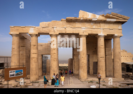 Les Propylées de l'acropole d'Athènes après rénovation a été achevée en 2010. Vue de l'Est. Banque D'Images