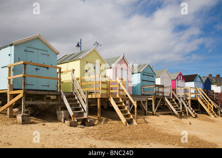 Jolie traditionnelle, cabines de plage sur la plage de Felixstowe dans le Suffolk, Angleterre. Banque D'Images