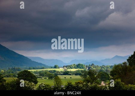 Ciel d'orage - La lumière se brisant sur un champ et ferme pendant une tempête dans le Lake District, Cumbria, Angleterre, Royaume-Uni Banque D'Images