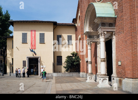 Les gens à l'extérieur d'attente Cenacolo Vinciano réfectoire pour voir 'La Cène'. Milan, Lombardie, Italie Banque D'Images