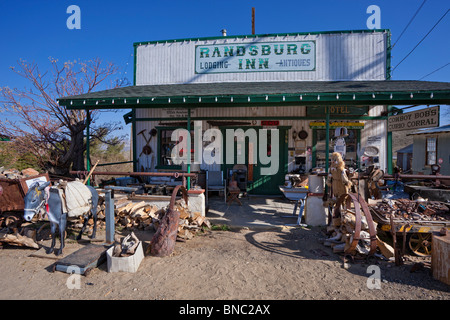 Un hôtel et magasin d'antiquités dans le 'vivant' de la ville fantôme de Randsburg, California. Banque D'Images