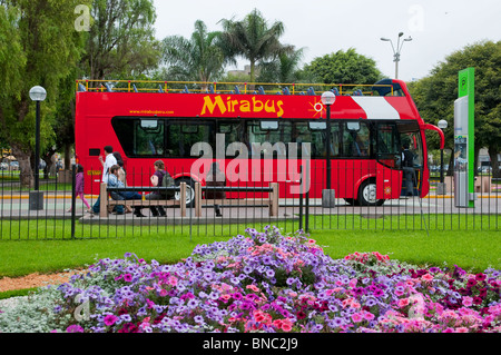 Visite guidée d'un bus rouge au parc Kennedy à Miraflores, Lima, Pérou, Amérique du Sud. Banque D'Images