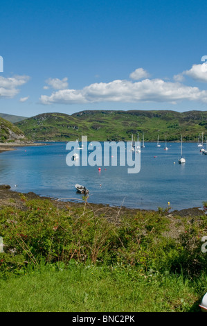 Yachts & bateaux dans les Kyles de Bute à Tighnabruaich avec l'île de Bute en Ecosse ARGYLL & BUTE l'arrière-plan Banque D'Images