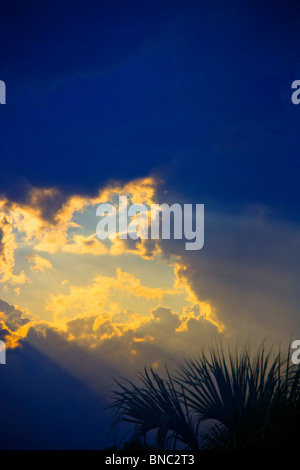 IMAGE CRÉATIVE DE SOLEIL PERCER LES NUAGES DE TEMPÊTE Banque D'Images