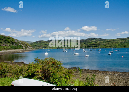 Yachts & bateaux dans les Kyles de Bute à Tighnabruaich avec l'île de Bute en Ecosse ARGYLL & BUTE l'arrière-plan Banque D'Images