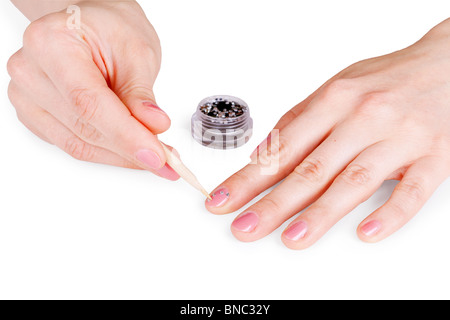 Cristaux d'encollage sur les ongles - close-up on white Banque D'Images