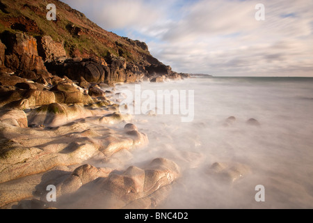 Les vagues de Porth Nanven ; sur le rivage rocailleux, Cornwall Banque D'Images