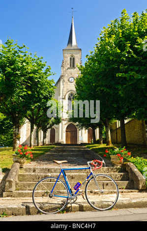 Location roue fixe devant l'église de Preuilly, Indre-et-Loire, France. Banque D'Images