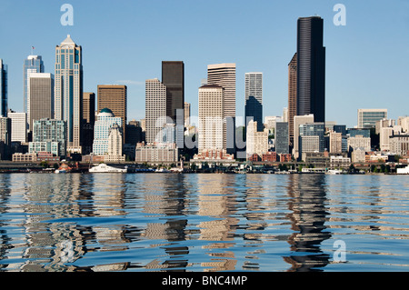 Vue sur le centre-ville de Seattle skyline et sa réflexion sur un après-midi d'été à partir d'un bateau sur l'eau d'Elliot Bay. Banque D'Images