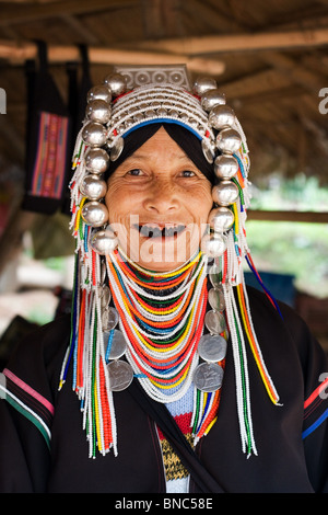 La tribu Akha femme avec une coiffure traditionnelle, Tha Ton, la province de Chiang Mai, Thaïlande Banque D'Images