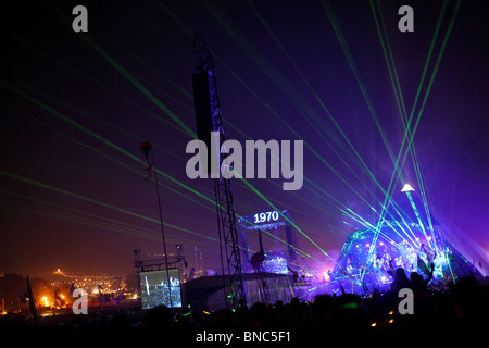 Muse sur la scène de la pyramide à Glastonbury 2010 Banque D'Images