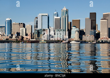 Vue sur le centre-ville de Seattle skyline et sa réflexion sur un après-midi d'été à partir d'un bateau sur l'eau d'Elliot Bay. Banque D'Images