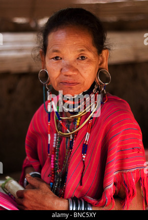 Vieille Femme de Karen hill tribe aux lobes de l'oreille et le port de vêtements traditionnels, Tha Ton, la province de Chiang Mai, Thaïlande Banque D'Images