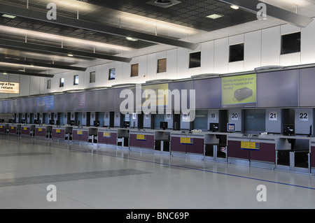 Vérifier dans un bureau vide à l'aéroport de Manchester, l'aéroport a été fermé en raison du nuage de cendres volcaniques. Banque D'Images