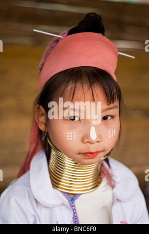 Jeune fille de la tribu Padaung long cou hill avec visage traditionnels marquages, Tha Ton, la province de Chiang Mai, Thaïlande Banque D'Images