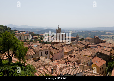 Toits du village Massa Marittima, Toscane, Italie. Banque D'Images