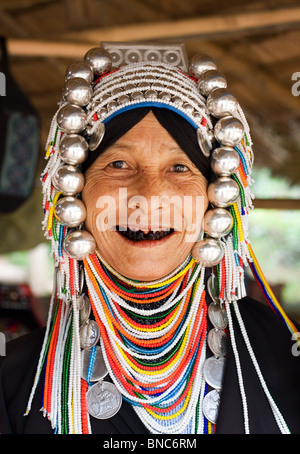 La tribu Akha femme avec une coiffure traditionnelle, Tha Ton, la province de Chiang Mai, Thaïlande Banque D'Images